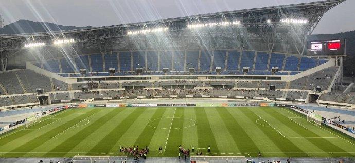 体育视频直播-据前方记者报道，看台上出现了大部分的空座位