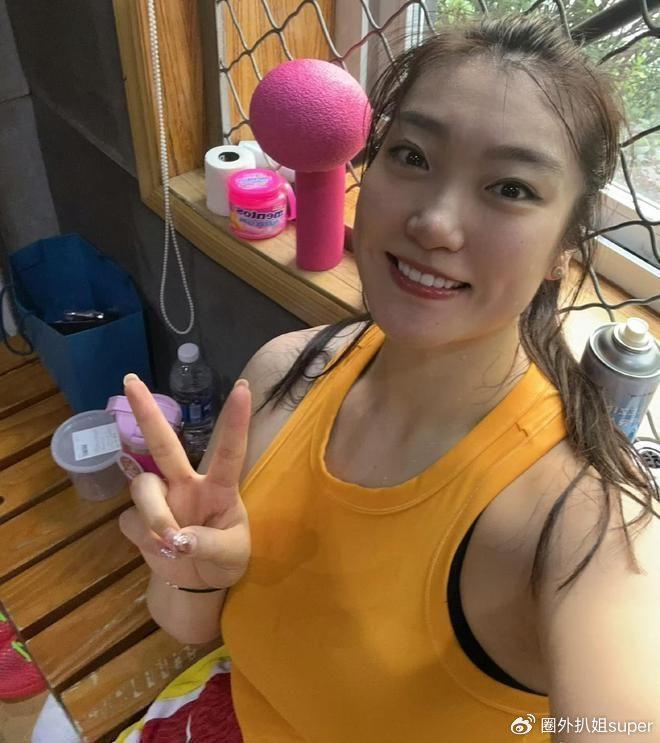 知三当三，离队女篮，李梦为何还有15代言？谁注意她场边换衣举动