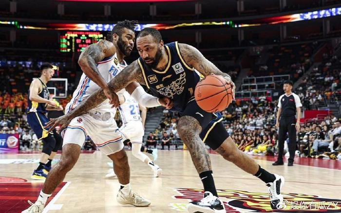 捡漏！广东冠军中锋有望留队，顶替吉伦沃特，朱芳雨只愁1件事