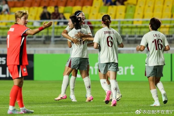 争议！中国女足10号询问韩国队员伤势被一巴掌推倒 解说：不友好