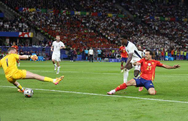 开云体育-重伤归来攻入绝杀制胜球！奥亚萨瓦尔诠释天道酬勤