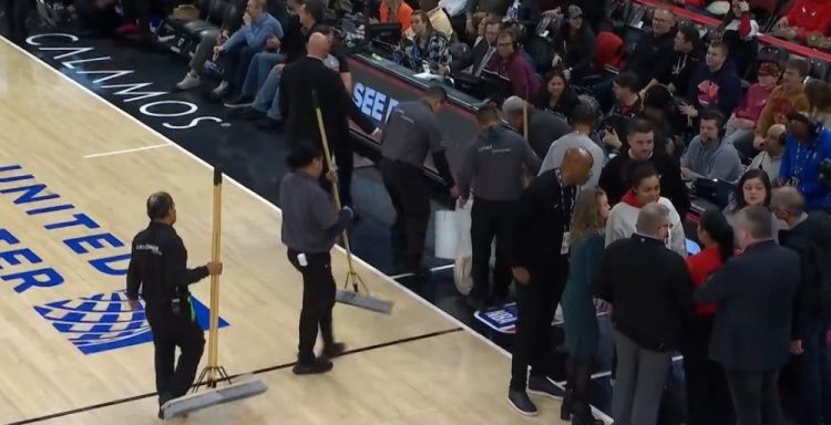 体育视频直播-CBA可没这事！公牛主场工作人员疯狂拖地 球员已经返回更衣室