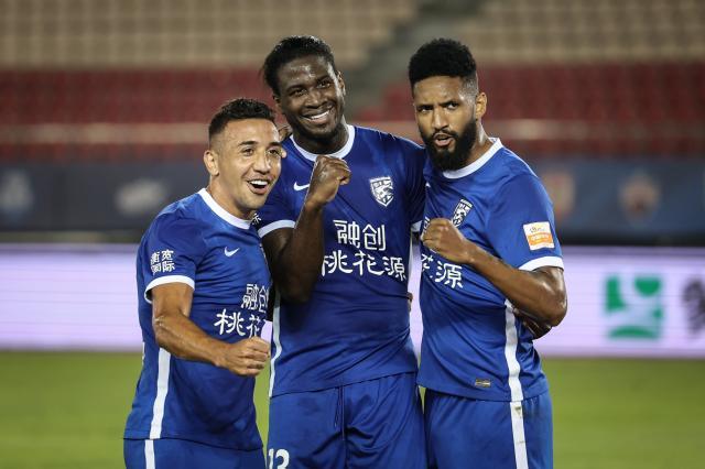 开云体育-马尔康首戴帽登顶射手榜 三镇外援天团8场轰20球